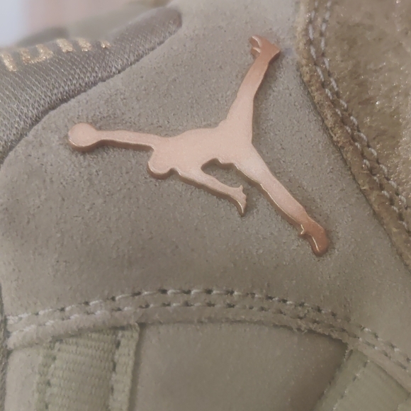 Jordan 11's‎ Olive Lux - Picture 11 of 11